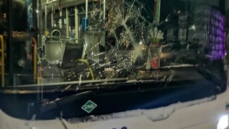 Хвърлиха камък по автобус на градския, издирват бандита