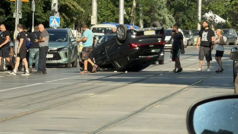 Кола се обърна по таван на булевард в София