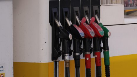 Гърци масово зареждат по-евтин бензин в България