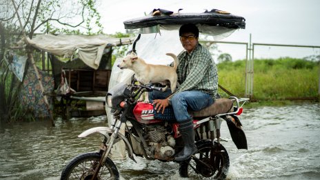 Супертайфун удари Филипините, предизвика евакуации и затвори летища СНИМКИ