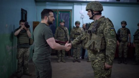 Зеленски посети военни на фронта край Сумск