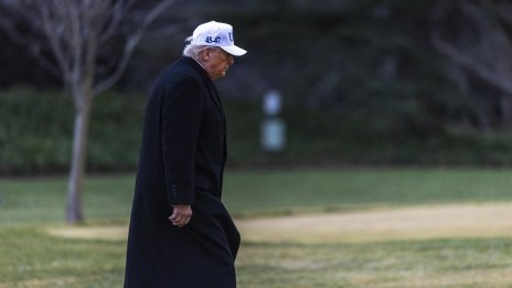 Тръмп бе заснет да показва среден пръст на работник в автомобилен завод ВИДЕО