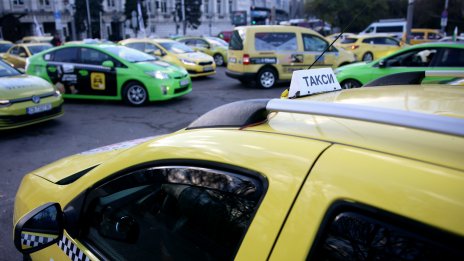 Такситата настояват да се движат в бус лентата