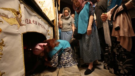 Благодатният огън слезе в храма на Гроба Господен в Йерусалим СНИМКИ