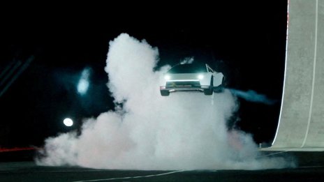 Как всъщност работи "летящият автомобил" Tesla Roadster?