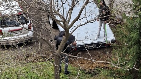 Наглост: Унищожиха градинка, за да се паркира Фадром за пътна помощ