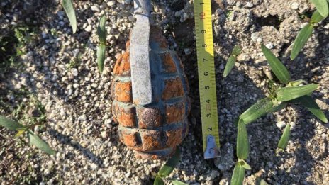 Деца са намерили корозирала граната в село Батово, играли си с нея