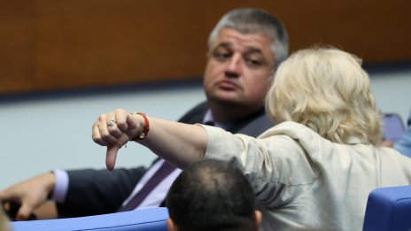 Митов и Петкова си спестиха ходене в парламента, пак напрежение