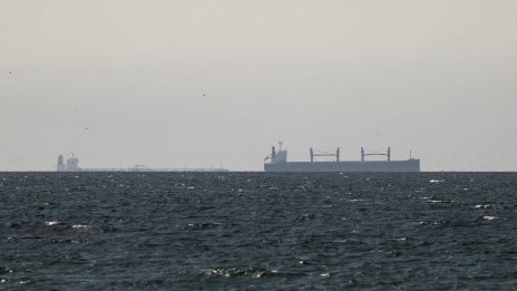 Иран взе на прицел американски кораб близо до пристанище в Оман