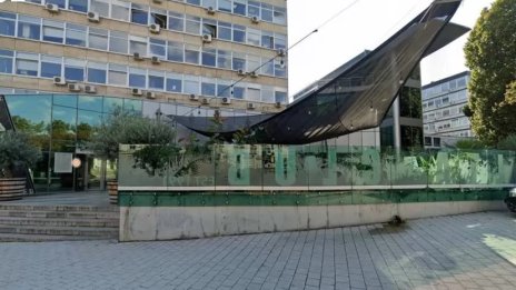 Вдигат сграда върху терасата на столичния клуб "Ялта"