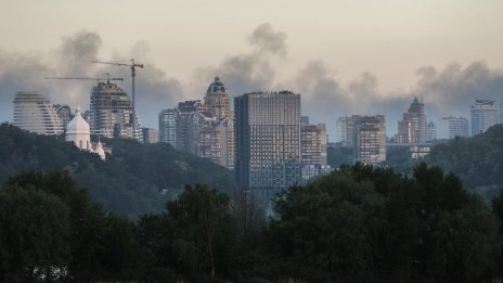 Сграда, в която Зеленски има апартамент, е пострадала при руските удари над Киев 