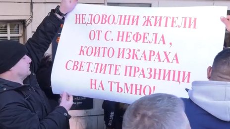 Без ток по празниците: Недоволни блокираха пътя Враца - Монтана 