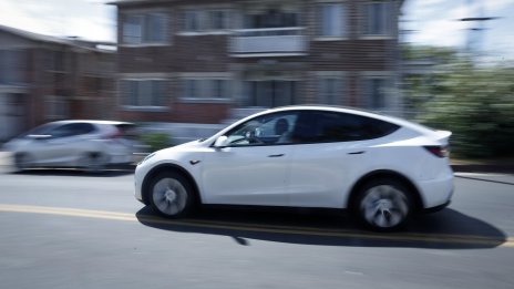 Разследват опасни ли са за живота модерните дръжки на вратите на Tesla