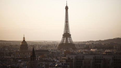 Десетки задържани в Париж, след като палиха фойерверки край Айфеловата кула