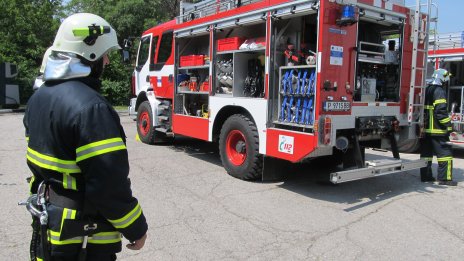 12-годишно дете падна в корито на река, пожарникари го спасиха 