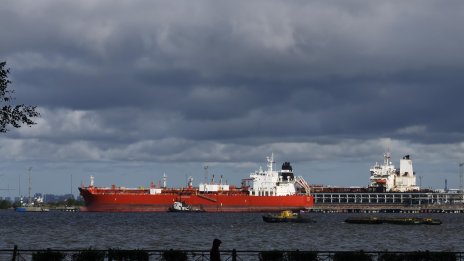 Пожар на руско пристанище до границата с Финландия след атака с дронове