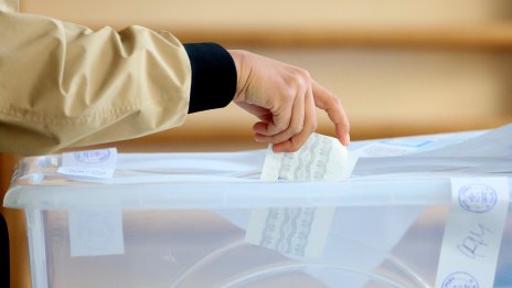 Партиите от мнозинството искат запазване на хартиените бюлетини