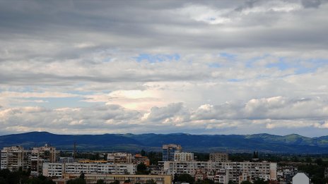 Времето днес: Облачно и с гръмотевични бури