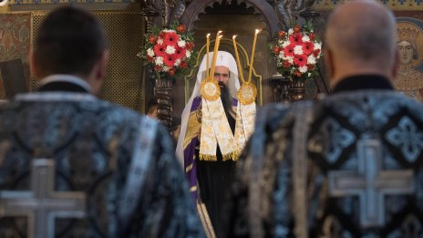 В храмовете вярващите минават под плащаницата в знак на смирение СНИМКИ