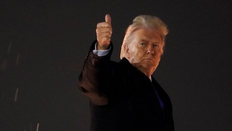 На път за Давос: Незначителен електрически проблем върна Air Force One във Вашингтон