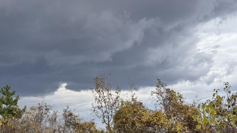 Времето днес: облачно и ветровито