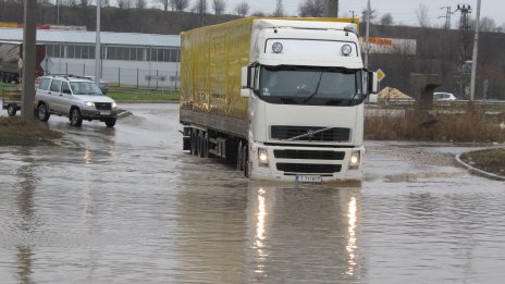 Наводнени улици, закъсали коли и паднали дървета в Русе