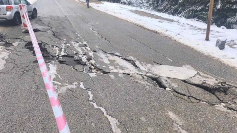 Пътят Смолян &ndash; Пампорово е затворен за движение заради пропадане