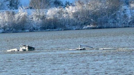 Шлеп с химически торове потъна в Дунав, има опасност от замърсяване