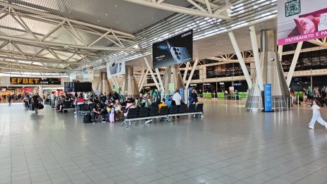 Задържаха британец, буйствал, ритал и обиждал полицаи на летище "Васил Левски"