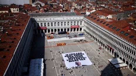 Защо протестиращите се заклеха, че ще превърнат сватбата на Безос в кошмар?