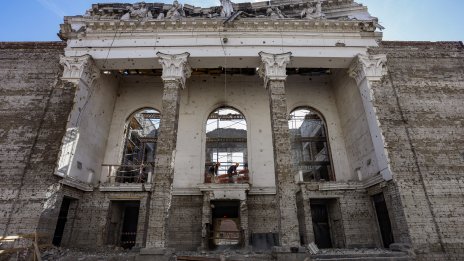 Русия възстанови и отвори отново сравнения със земята театър в Мариупол ВИДЕО