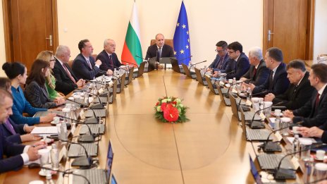 Радев отчете: Имаме "Спартан" и пет вертолета срещу пожарите