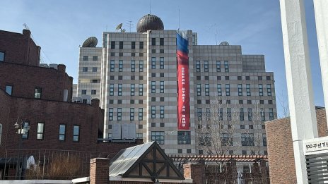Руското посолство в Сеул опъна провоенен банер, отказва да го свали 