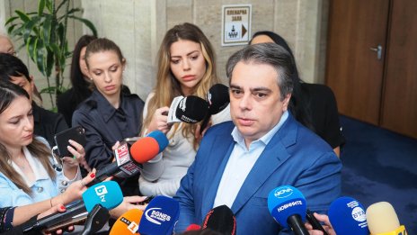 Асен Василев опроверга управляващите: Пари за младите лекари няма