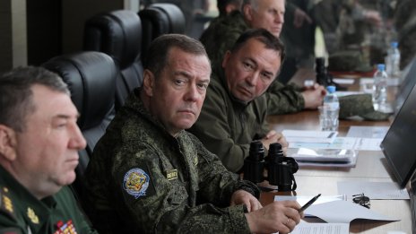 Как Дмитрий Медведев използва войната срещу Украйна, за да увеличи богаството и... дачите си