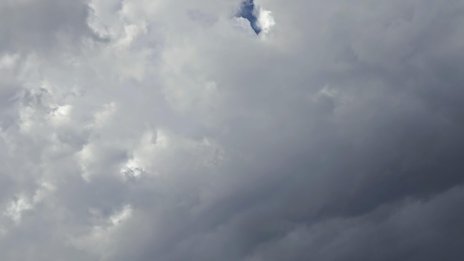Времето днес: облачен петък, на много места ще вали