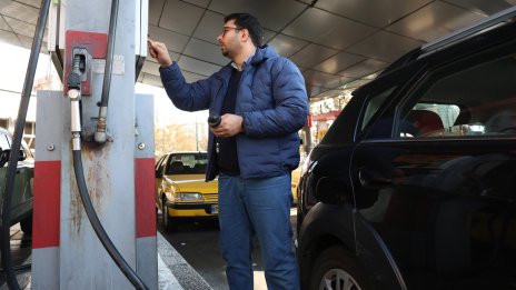 Защо Иран продава повече петрол, но печели по-малко пари?