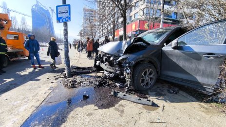 Кола се заби в автобусна спирка в София, има ранени