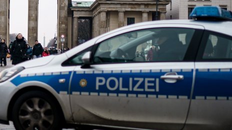 Пиян младеж се покатери по 50-метровия покрив на църква в Германия за селфи