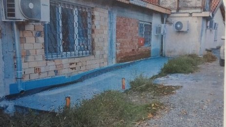 Пази си място: Мъж постави пред дома си антипаркинг колчета без разрешение