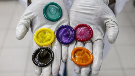 Войната в Иран удари и секса, с 30% скачат презервативите