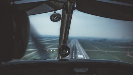 Самолет кацна аварийно, мъж с 15 защитни маски крещял, че гейовете му причинявали рак