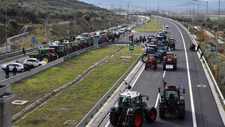 Протестите ескалират, фермерите в Гърция затварят ключови пътища