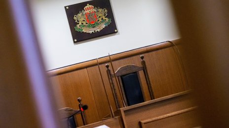 Данъчен инспектор е осъден условно за подкупи