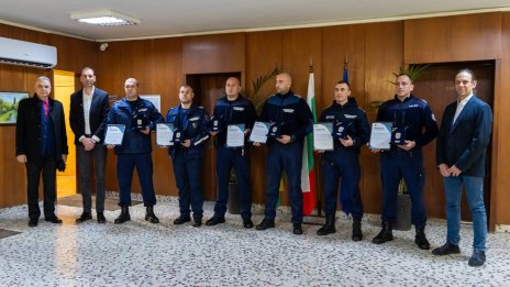 Полицаите, спасили дете от падане в Ямбол, ще му дарят наградата от 1230 евро