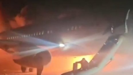 Руски самолет се запали при кацане в Анталия 