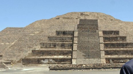 По-малко туристи и повече полиция в Теотиуакан след атаката