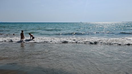 Валежите от запад спират, в сряда ни чака слънчево и топло време