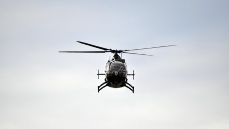 Военен хеликоптер се включи в издирването на парапланерист