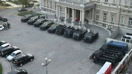 Подготовка за ескалация: Откриха бухалки в джип пред офис на партията на Вучич
